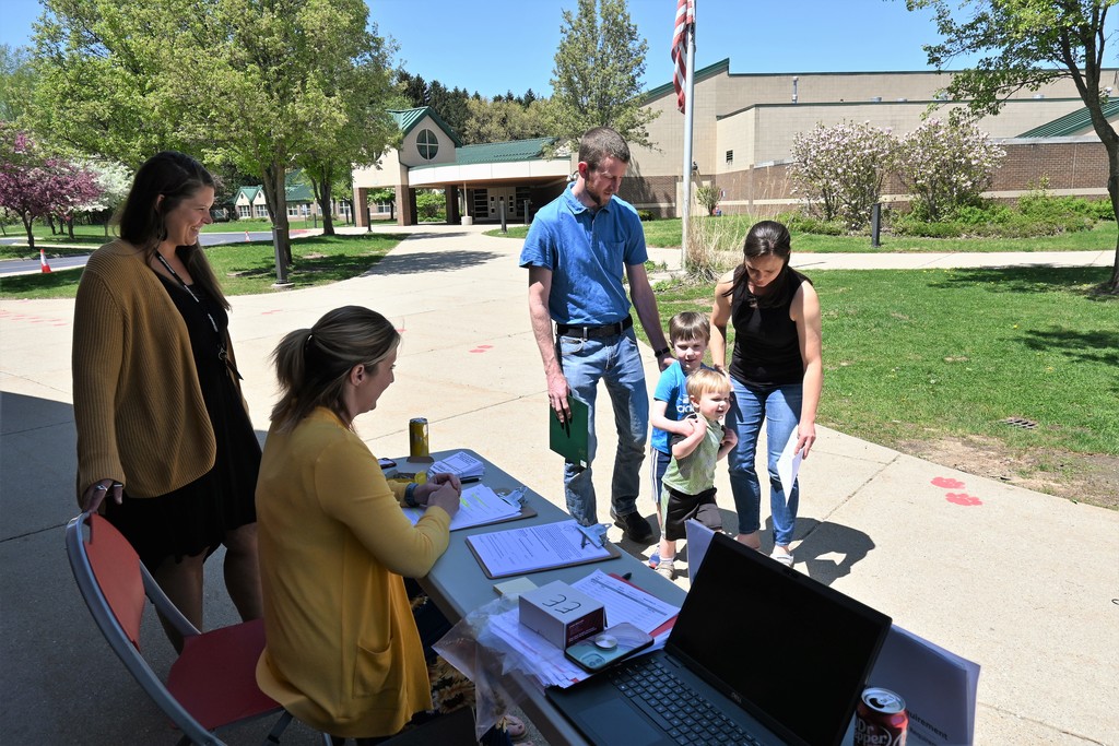 family at kindergarten registration with elem. staff outside